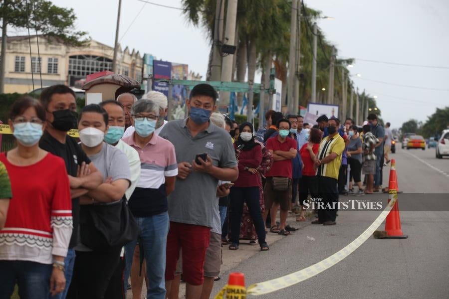 Voters started queuing outside the school grounds to vote at the Voting Center at SMK Bandar Kerayong, Bera in conjunction with the GE15. - NSTP/HAIRUL ANUAR RAHIM