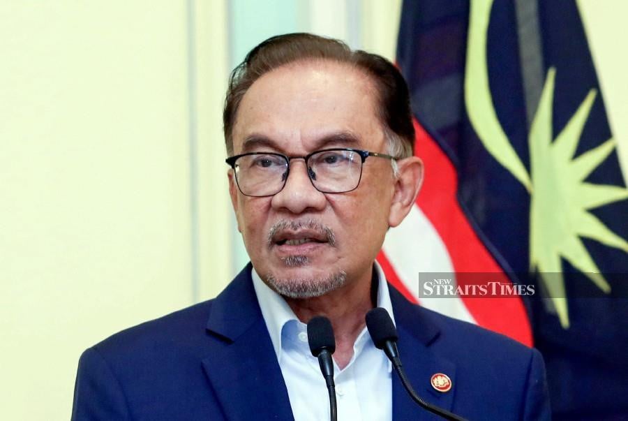 When the Dewan Rakyat convenes on Monday, Prime Minister Datuk Seri Anwar Ibrahim is expected to face a vote of confidence to quash rumours about his government's legitimacy. -NSTP/AIZUDDIN SAAD