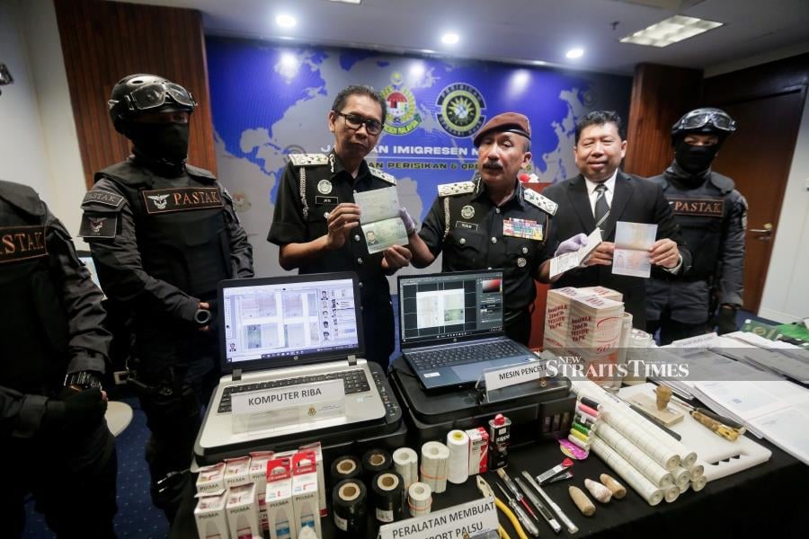 Immigration director-general Datuk Ruslin Jusoh said his officers first arrested two Bangladeshi men who were about to deliver a package to someone in the Kepong Commercial Park. NSTP/HAZREEN MOHAMAD