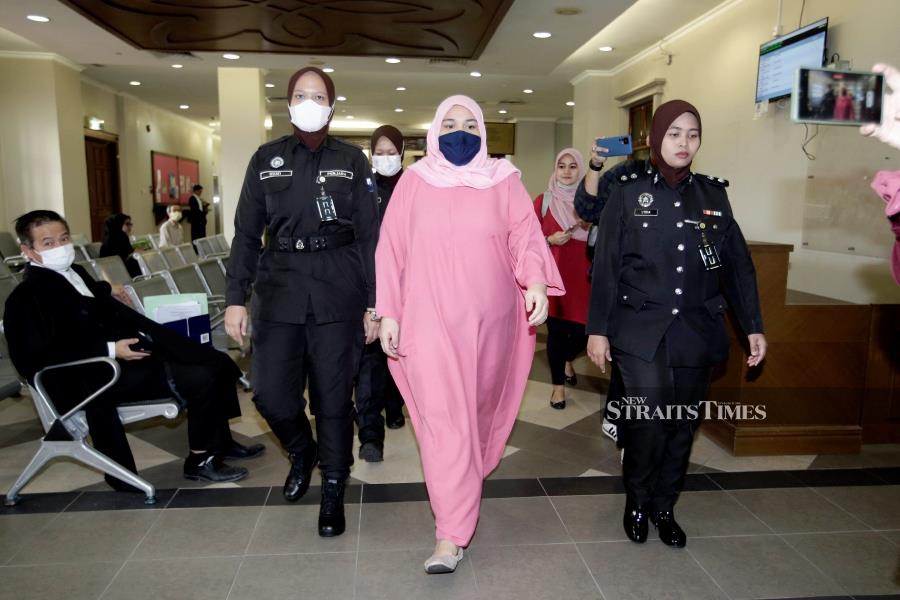 Siti Bainun turned up in court for her hearing wearing a pink robe as she was escorted by prisons department personnel. - NSTP/AIZUDDIN SAAD