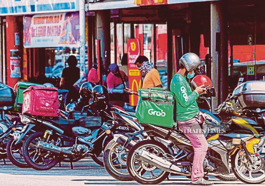 Gig industry players should be included in the discussions regarding the establishment of the Gig Workers Commission, says a group representing e-hailing and p-hailing drivers and riders. File pic by STR/AZHAR RAMLI