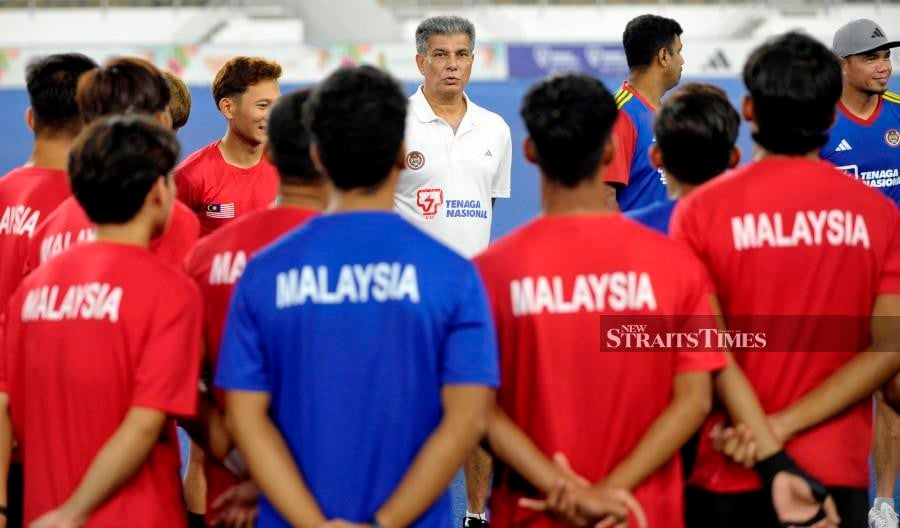 New national hockey team coach Sarjit Singh decided against declaring a target for his squad at the Sultan Azlan Shah Cup in Ipoh from May 4 to May 11, as he does not want to place unnecessary pressure on his players. NSTP/AIZUDDIN SAAD