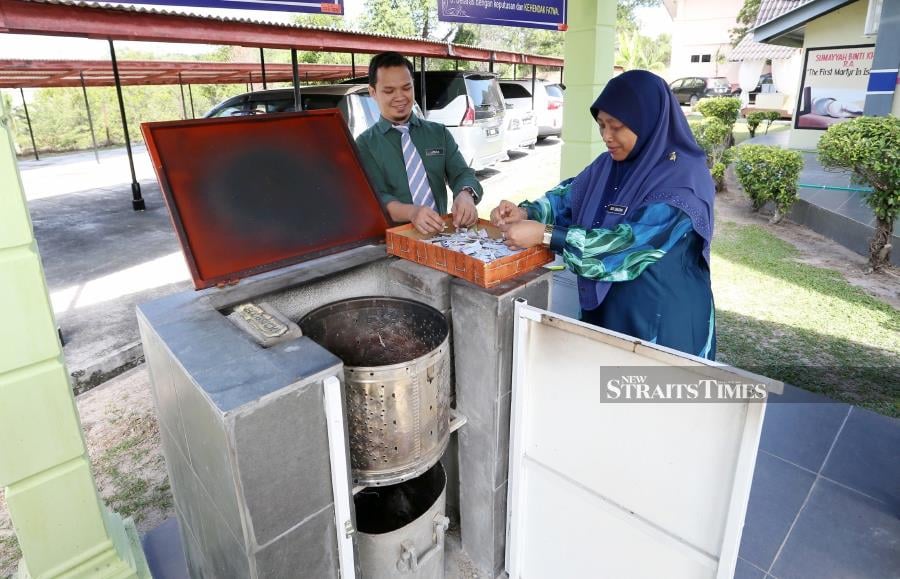 Sekolah Kebangsaan (SK) Putri headmistress, Siti Zaleha Othman (right) said the idea to set up the disposal site came after the school took part in a briefing session with the state Islamic Religious Affairs Department (JHEAINS) on the proper ways to dispose Al Quran. - NSTP/IQMAL HAQIM ROSMAN