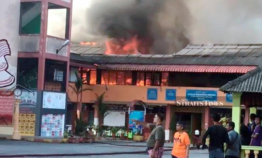 Sekolah Kebangsaan (SK) Sempang in Merlimau here has been ordered to close for two days (tomorrow and Friday) after four rooms at the administration building of the school caught fire this evening. Pic by NSTP/ Courtesy of NST readers