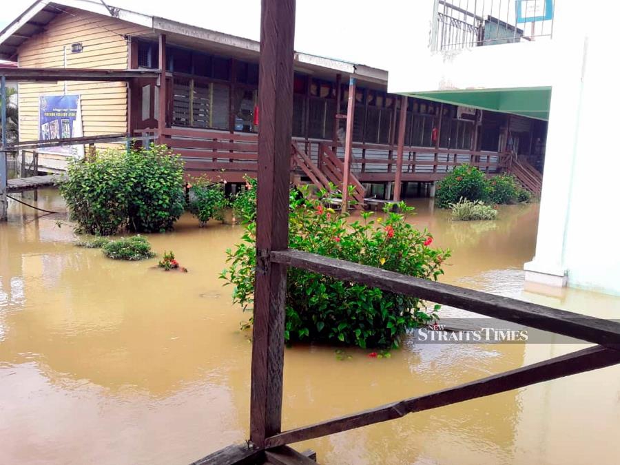 The flood situation in northern Sarawak which has affected five settlements, a primary school and a clinic is under control. Pic by NSTP/Courtesy of JBPM