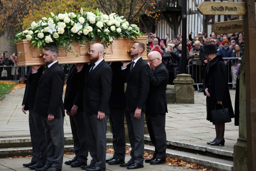  Funeral of former England and Manchester United footballer Bobby Charlton - Manchester Cathedral, Manchester, Britain - Pallbearers carry the coffin of Bobby Charlton as widow, Norma Charlton walks behind as they arrive for the funeral ceremony at Manchester Cathedral. - Reuters pic
