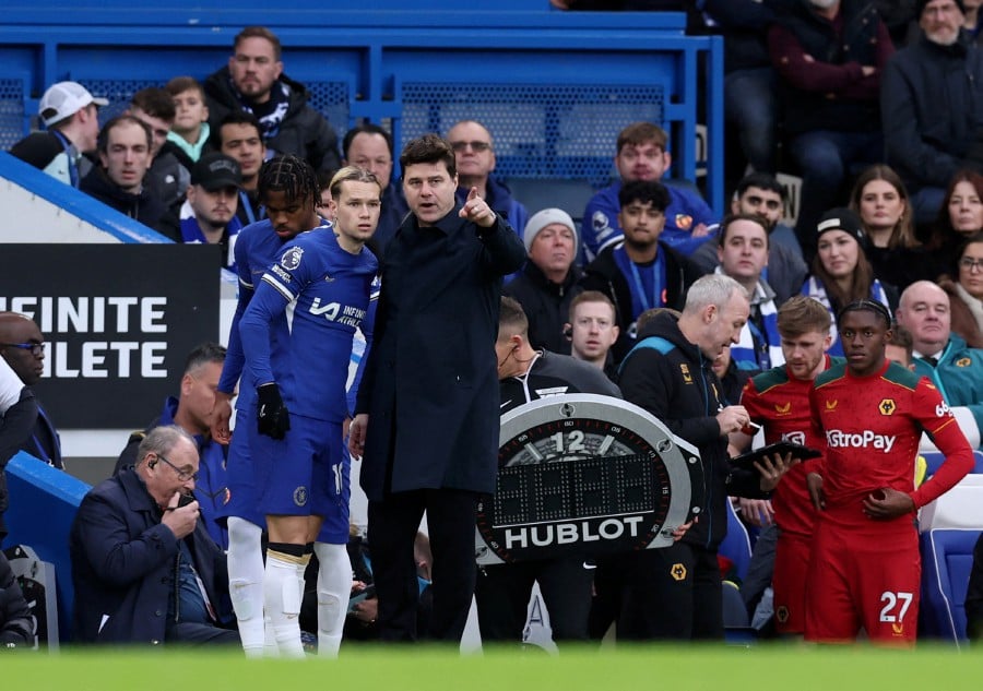 Chelsea manager Mauricio Pochettino gives instructions to Mykhailo Mudryk and Carney Chukwuemeka before they come on as substitutes. REUTERS PIC