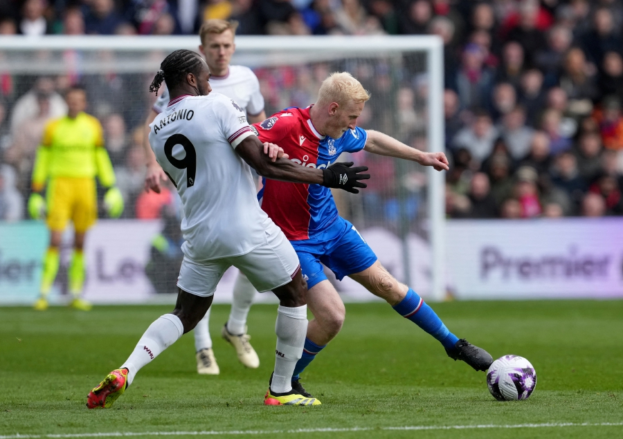 West Ham United's Michail Antonio in action with Crystal Palace's Will Hughes. (REUTERS/Maja Smiejkowska)