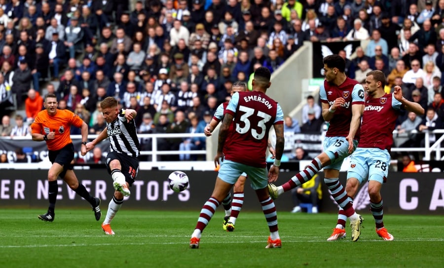 Newcastle United's Harvey Barnes scores their fourth goal. (Action Images via Reuters/Lee Smith)