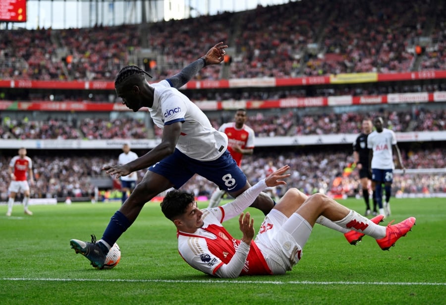 (FILE PHOTO) Tottenham Hotspur's Yves Bissouma in action with Arsenal's Kai Havertz. (REUTERS/Tony Obrien)