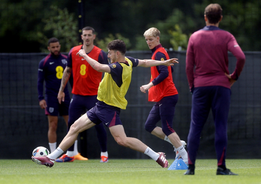 England's Declan Rice with England's Anthony Gordon and Lewis Dunk during training as manager Gareth Southgate looks on. (REUTERS/John Sibley)