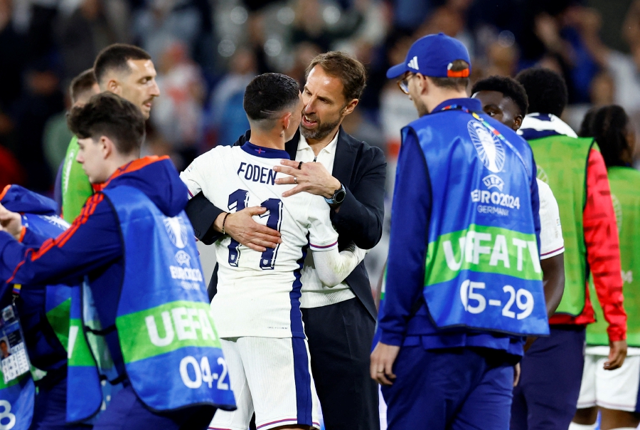 England manager Gareth Southgate celebrates with Phil Foden after the match. (REUTERS/Piroschka Van De Wouw)