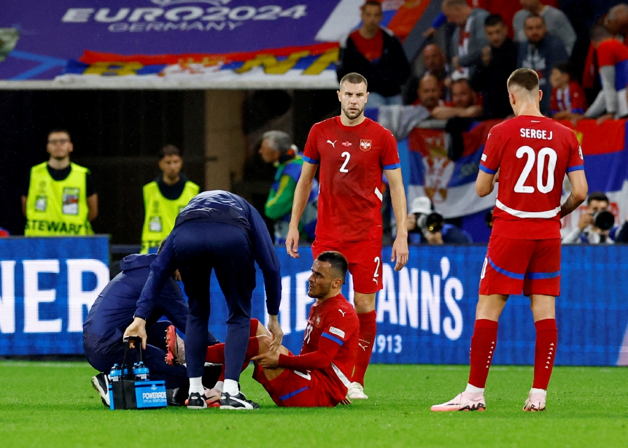 Serbia's Filip Kostic receives medical attention after sustaining an injury. (REUTERS/Piroschka Van De Wouw)