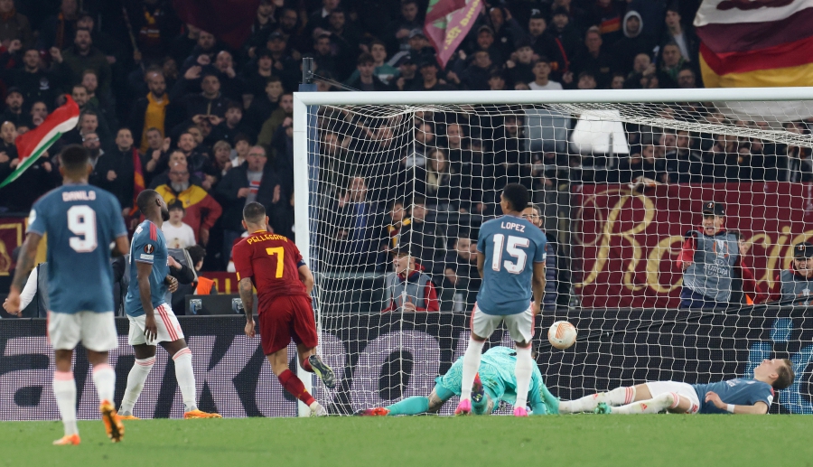 Roma score twice in extra time to book Europa semi-final spot