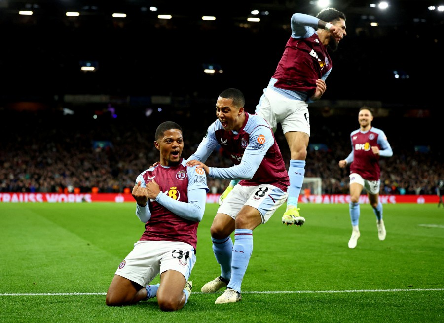Aston Villa's Leon Bailey celebrates scoring their second goal with Youri Tielemans and Douglas Luiz Action Images via Reuters/Andrew Boyers TPX IMAGES OF THE DAY 