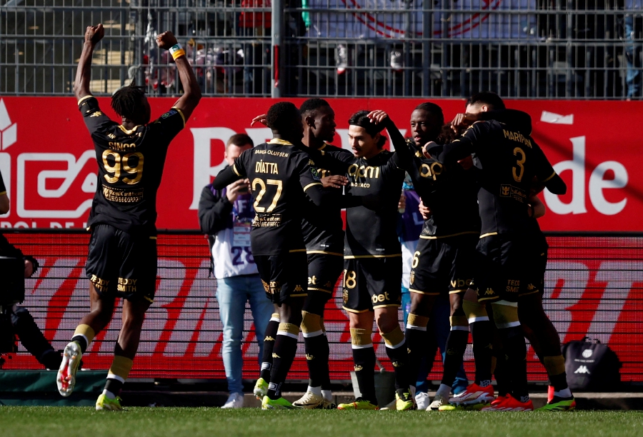 AS Monaco's Takumi Minamino celebrates scoring their second goal with teammates. (REUTERS/Stephane Mahe)