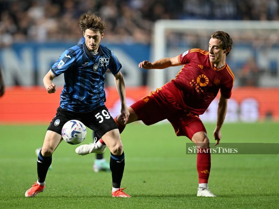 Atalanta’s Aleksei Miranchuk (left) in action with AS Roma’s Edoardo Bove in Sunday’s Serie A match at Stadio Atleti Azzurri, Bergamo, Italy. REUTERS PIC