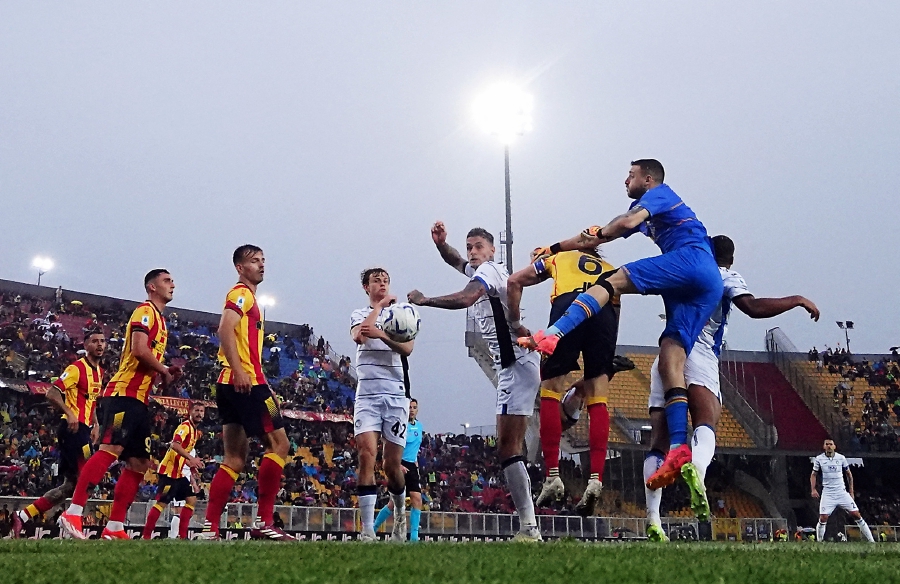 Atalanta's Gianluca Scamacca scores their first goal. (REUTERS/Alberto Lingria)