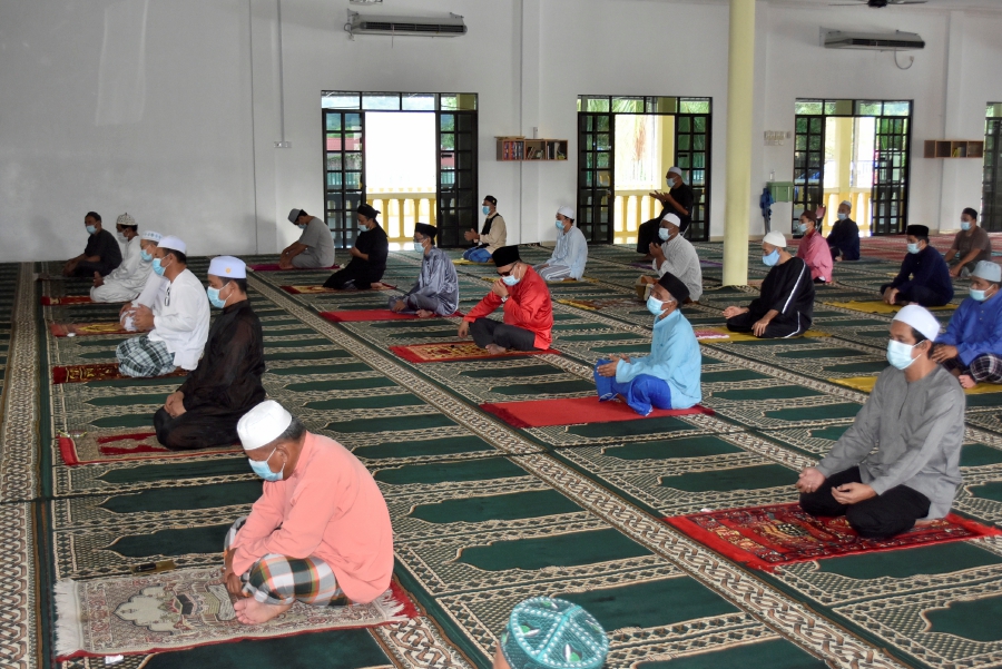 Participation in congregational prayers such as the ‘solat Jumaat’ will only be limited to Malaysians. --File pic via BERNAMA 