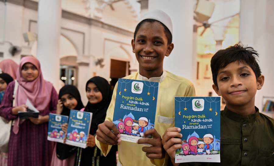 Kapitan Keling Mosque secretary Mohamed Rizdwan Abdul Ghafoor Khan said, during Ramadan last year, the mosque committee provided cards to record the attendance of children who completed 20 rakaat of tarawih prayers for 10 days and gave them gifts.- BERNAMA pic