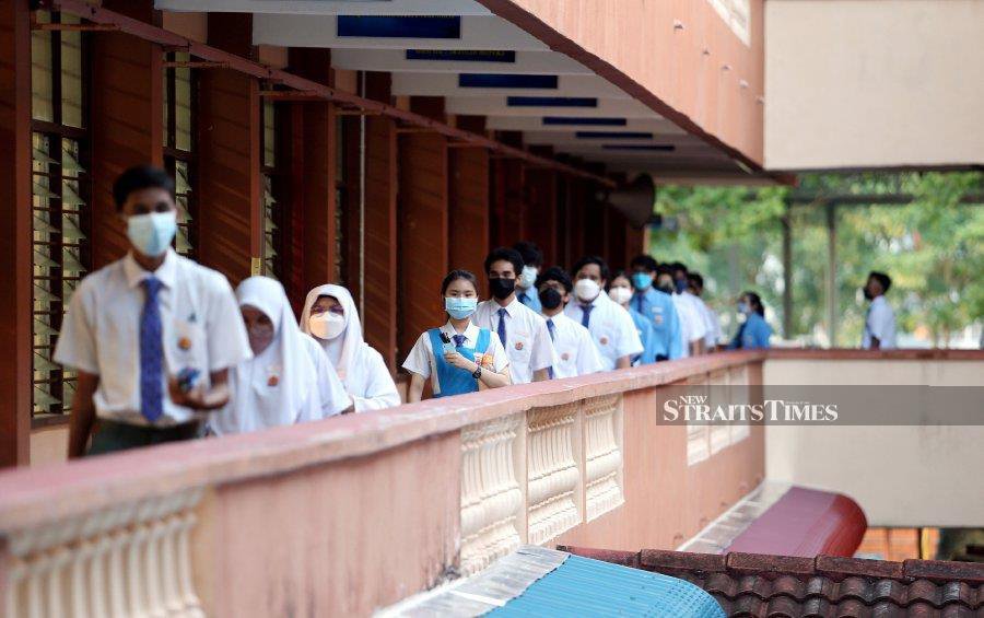 Education groups are throwing their support to the proposal to reinstate the face mask mandate in schools but urged the Education Ministry to adopt common sense when implementing Covid-19 prevention standard operating procedures (SOPs). - NSTP file pic