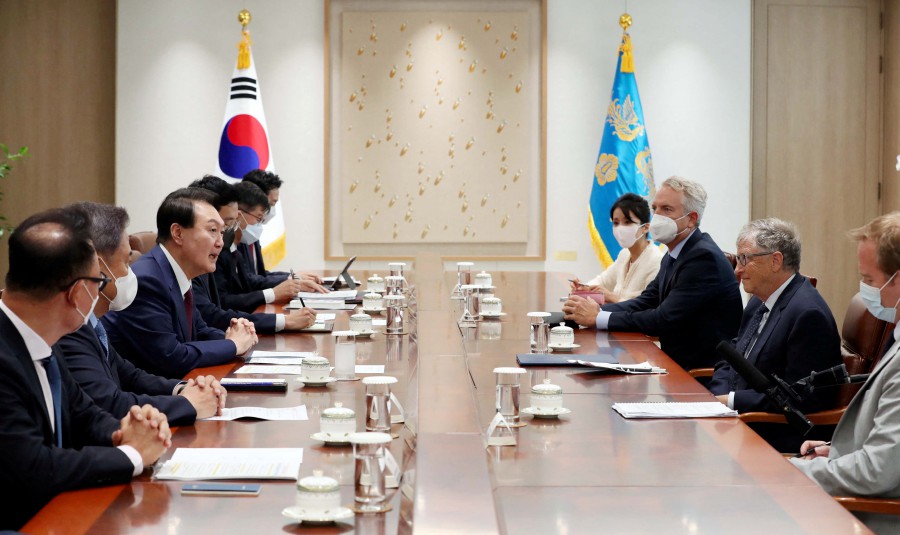 Microsoft Corp co-founder Bill Gates talks with South Korean President Yoon Suk-yeol during their meeting at the Presidential office in Seoul, South Korea, August 16, 2022. - Yonhap via REUTERS 
