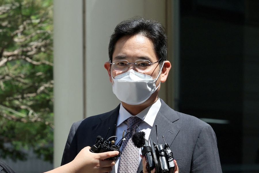 Samsung Electronics Vice Chairman Jay Y. Lee leaves a court in Seoul, South Korea, August 12, 2022. (Photo by Yonhap via REUTERS)YONHAP NEWS AGENCY