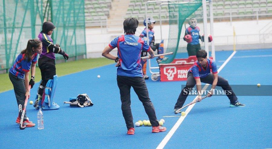 To break new ground in Asia, national coach Nasihin Nubli plans to send more Malaysian women’s hockey players overseas. - NSTP file pic