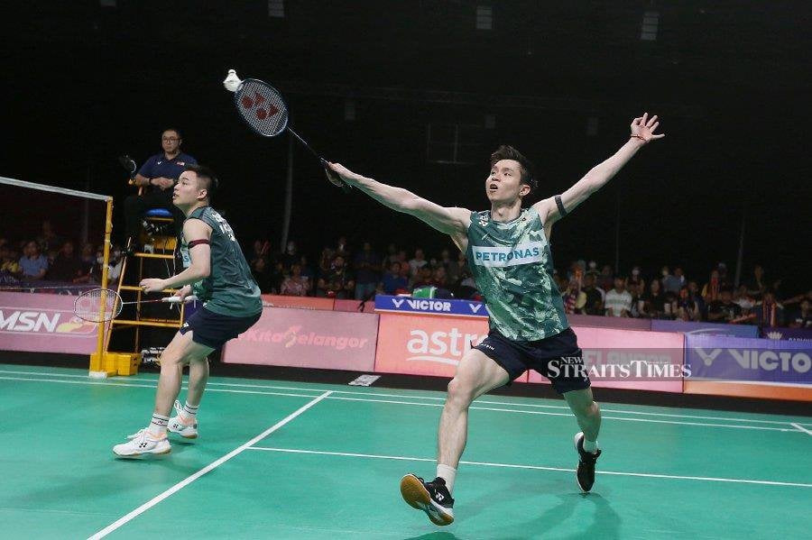 Aaron-Wooi Yik, the fifth seeds, saw off Taiwanese twins Lee Fang Chih-Lee Fang Jen 21-16, 21-18 at Arena Porte de la Chapelle to set up a mouthwatering clash between past and reigning world champions. - NSTP/SAIFULLIZAN TAMADI 