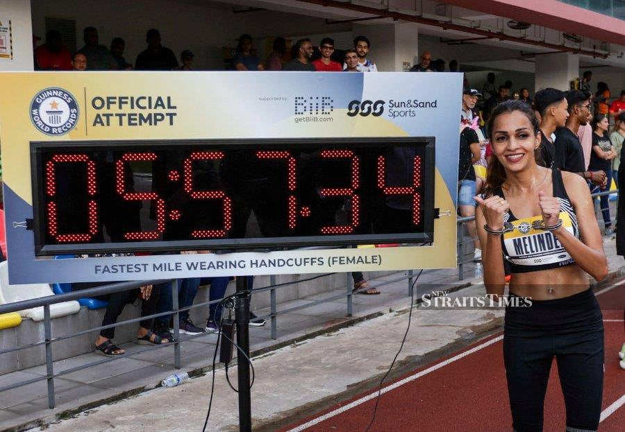 Melinder Kaur The 36-year-old set a new world record for the “fastest mile (1.6km) in handcuffs”, clocking 5:57.34s, and “fastest mile on barefoot”, recording 6:04:87. - NSTP/ASWADI ALIAS