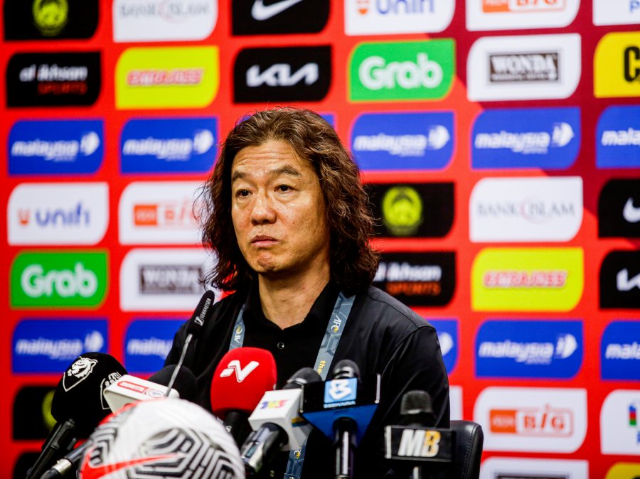 The national football team are in a sorry state, and we are sorry that Kim Pan Gon is Harimau Malaya coach.- NSTP/HAZREEN MOHAMAD