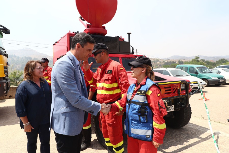 In this handout image taken and released on July 20, 2022 by the Spanish Prime Minister's press office, La Moncloa, Spain's Prime Minister Pedro Sanchez (C) greets firefighters during a visit of the areas affected by wildfires, in Ateca, near Zaragoza. - The 10-day heatwave that hit Spain left "more than 500 people" dead, Prime Minister Pedro Sanchez said. Spain was gripped by a heatwave affecting much of Western Europe which pushed temperatures as high as 45 degrees Celsius (113 degrees Fahrenheit) in some regions last week, sparking dozens of wildfires.  - (Photo by Fernando CALVO / LA MONCLOA / AFP)