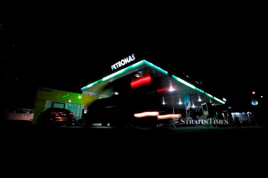 The Petrol Dealers Association of Malaysia (PDAM) urged the government to extend the operation hours for petrol stations.  - NSTP file pic