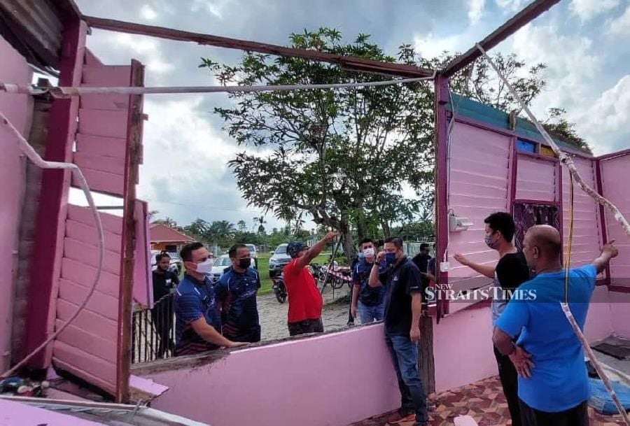 Aid was distributed to residents of Tanjung Sedili, here, who had suffered losses after a heavy storm and strong winds recently. - NSTP/ ZAINAL AZIZ