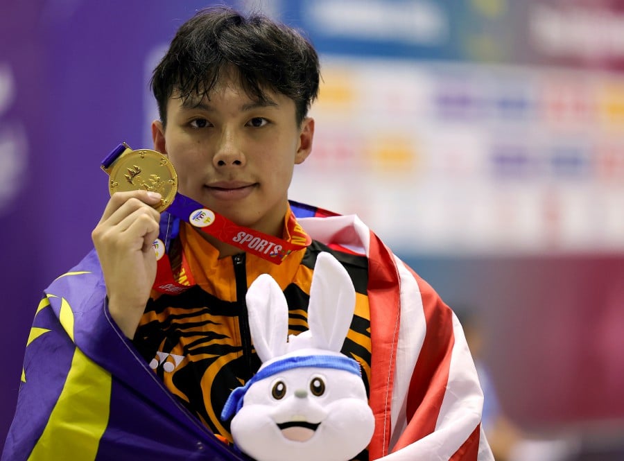 National swimmer Khiew Hoe Yean successfully defended his men's 200 metre freestyle gold today, giving Malaysia its first gold medal in the sport at this edition of the Sea Games. - Bernama pic