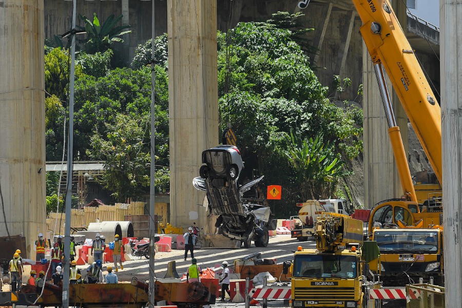 The authorities should not hesitate to use the full force of the law if the Sungai Besi-Ulu Kelang Elevated Expressway (SUKE) construction site tragedy in Alam Damai, Cheras had resulted from negligence. - Bernama pic