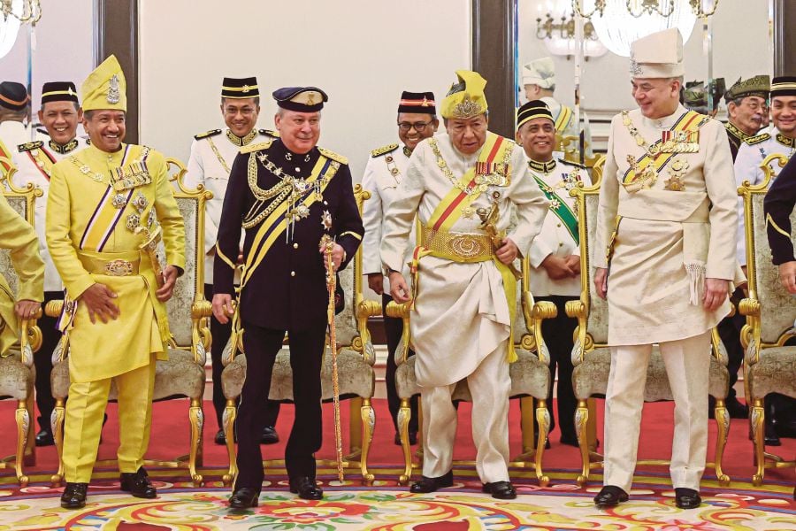 Sultan of Perak, Sultan Nazrin Muizzuddin Shah (right) today took the oath of office for the third time as the Deputy King of Malaysia, a role he has performed with distinction since 2016. - BERNAMA pic