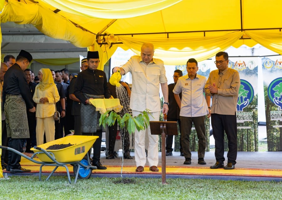 Sultan of Perak Sultan Nazrin Shah officiated the national-level International Day of Forests 2024 celebration at Sultan Azlan Shah Roundabout, Meru Raya here today. BERNAMA PIC