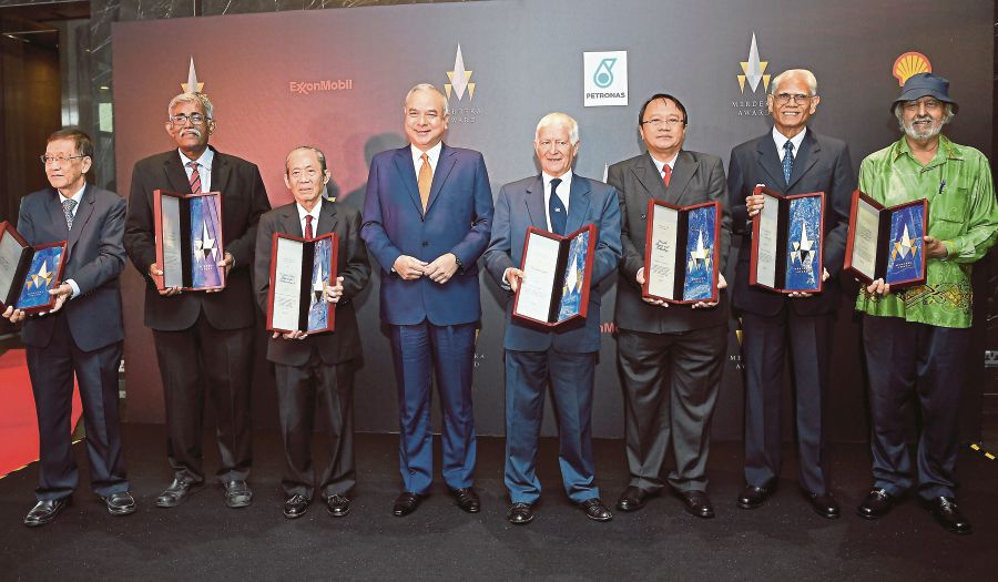  Seven Malaysians received the prestigious 2018 Merdeka Award in recognition for their contributions and achievements to the nation and global communities in their respective fields, here today.