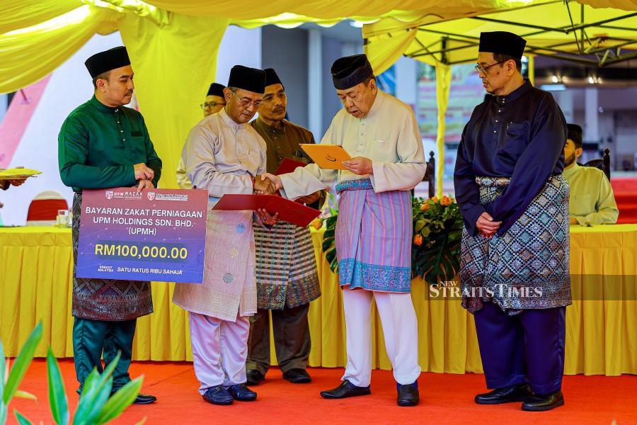 Sultan of Selangor, Sultan Sharafuddin Idris Shah tonight presented Aidilfitri donations to orphans, Muslim converts, persons with disabilities and asnaf (the needy) at an event held at Universiti Putra Malaysia (UPM).
