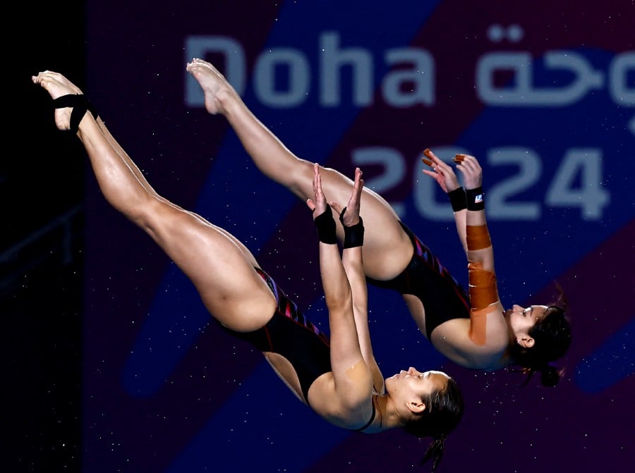 Malaysia's Pandelela Rinong and Nur Dhabitah Sabri in action during the women's 10m Synchronised Finals. -REUTERS pic
