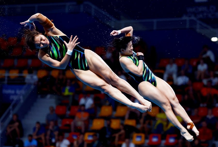 Yan Yee Ng and Nur Dhabitah Sabri in action during the women's 3m synchronised final. REUTERS PIC