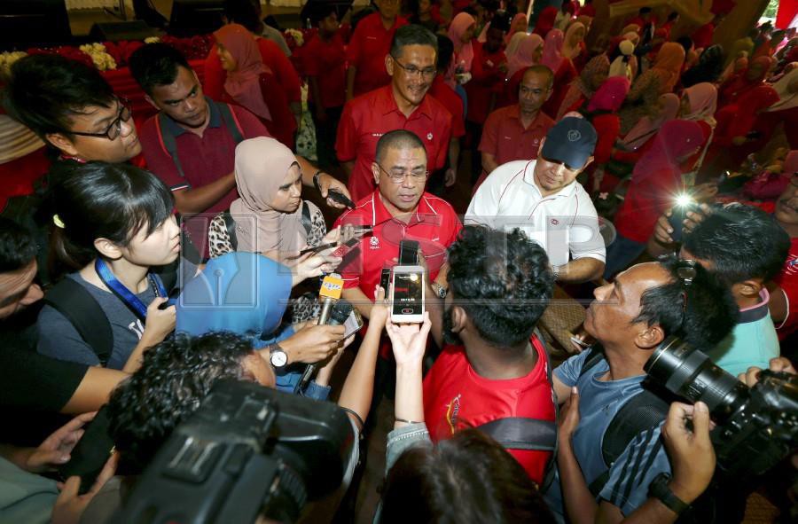 State Umno liaison chairman Datuk Saarani Mohamad claimed that at least five of the party's assemblymen have been approached to assist in the Exco members' plan to pass a vote of no confidence against Ahmad Faizal. NSTP/ Muhaizan Yahya