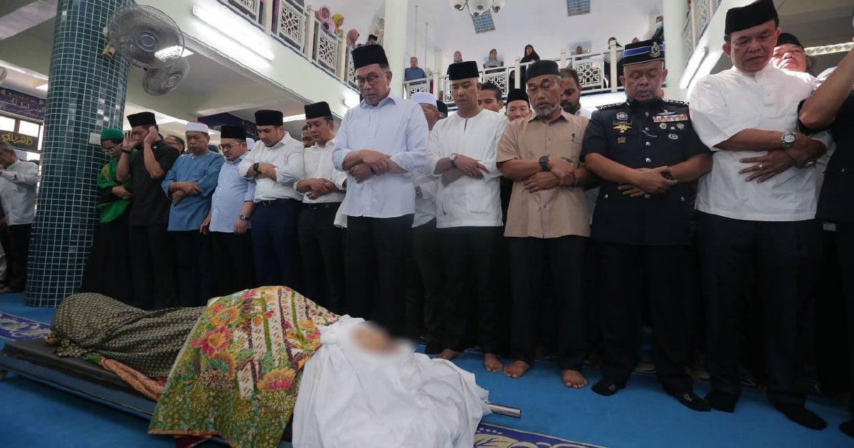Anwar leads funeral prayers for Salahuddin | New Straits Times