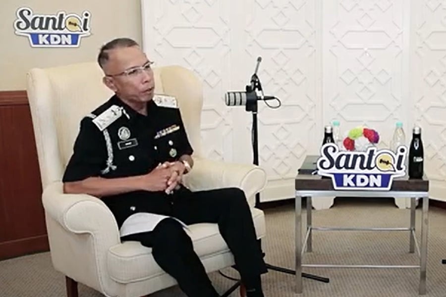 Bangunan Sultan Iskandar Customs, Immigration, and Quarantine Complex (CIQ) Immigration head Adam Abu Hanipah said the number of people crossing the Causeway had increased drastically due to the exchange rate. - Screengrab from Youtube Santai KDN podcast