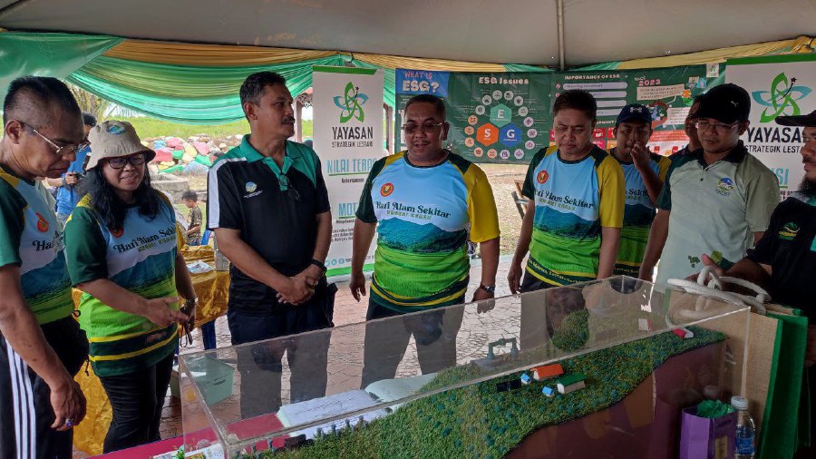  Kedah Menteri Besar Datuk Seri Muhammad Sanusi Md Nor (Fourth from left) said the decision to develop an underground dam in Langkawi to meet the tourism island’s water needs was made after extensive studies by federal government agencies. — NSTP/NOORAZURA ABDUL RAHMAN