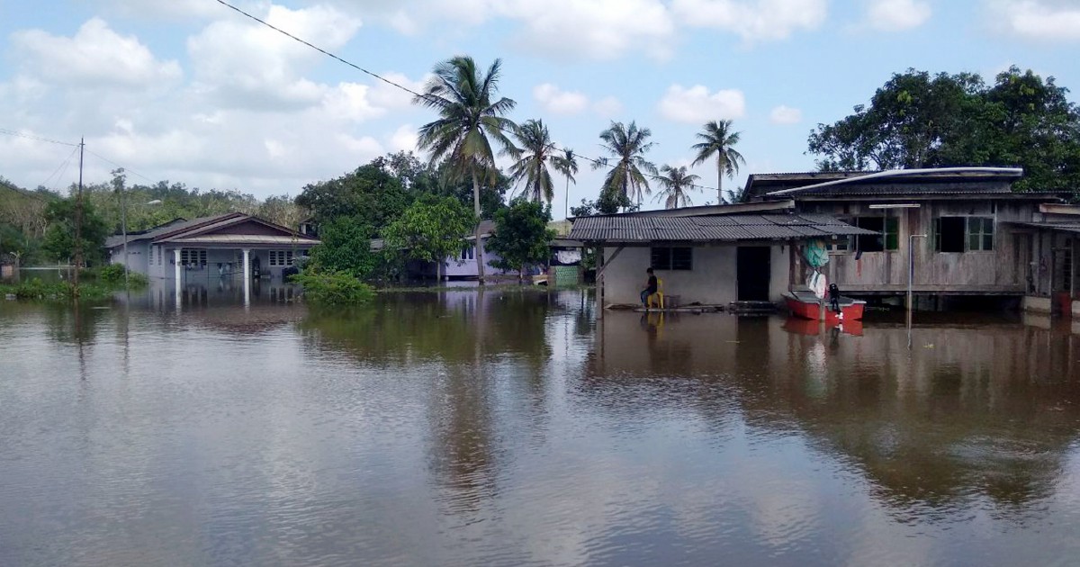 Sarawak opens first relief centre, closes Lawas airport due to floods ...