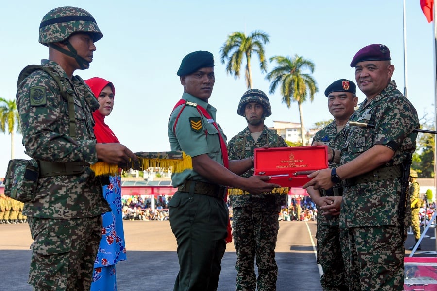 Corporal Mazlan Abdul Rahman, who serves with the Second Battalion of the Royal Malay Regiment (2 RAMD), was today promoted to the rank of Sergeant. - Bernama pic
