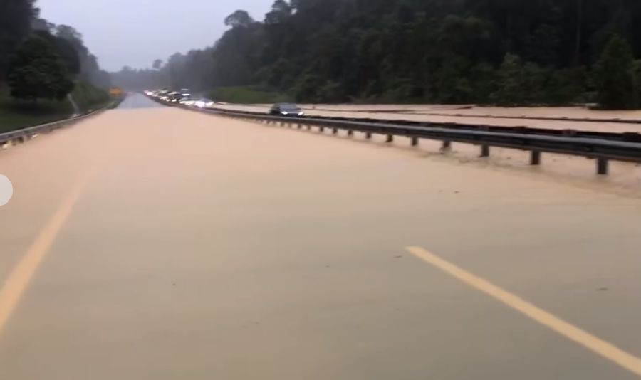 East Coast Expressway Between Gambang Sri Jaya Cut Off By Floodwaters