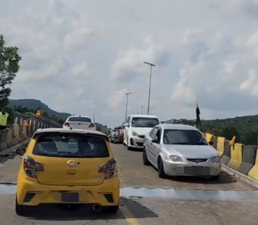 Vehicles on the Bailey bridge at Section 102 of Jalan Kuantan-Segamat in Pekan.- Pic credit FB